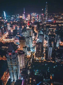 夜幕下的江边